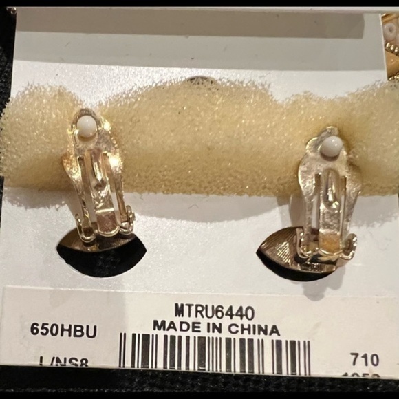 VINTAGE Trifari Gold Toned Clip On Earrings - Picture 2 of 2